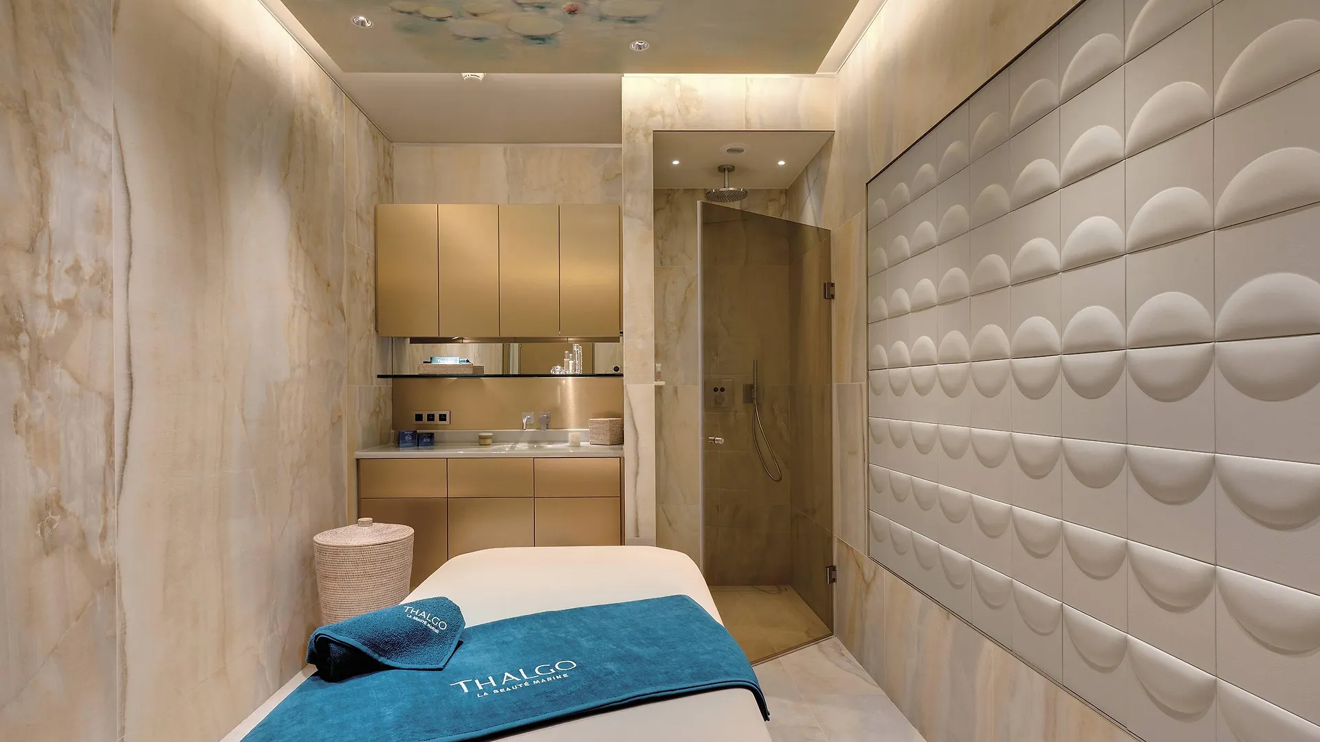 La Demeure Montaigne Hotel
